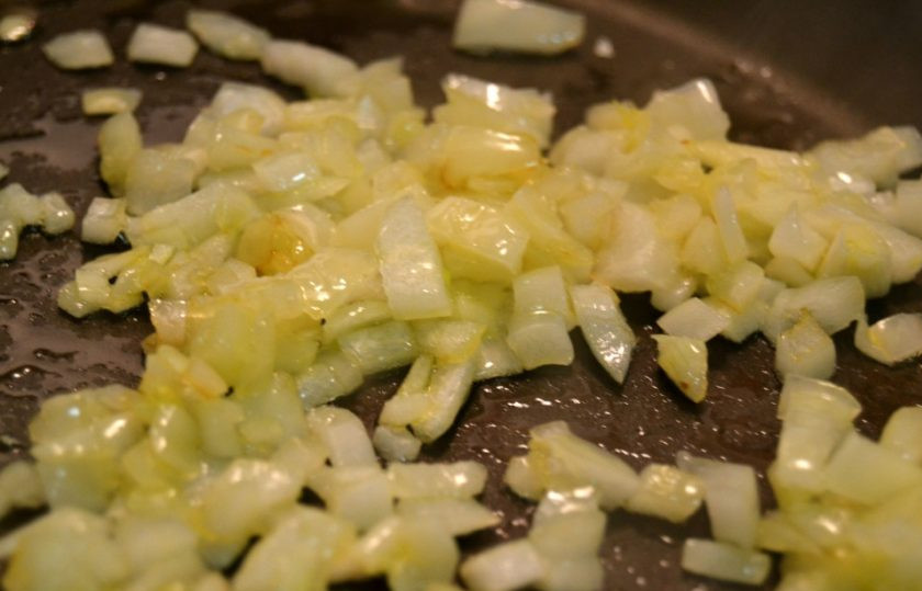 1. Этап. Суп из сушеных грибов с перловкой: 12. Разогрейте сковороду с растительным маслом, выложите лук и обжарьте его до золотистого цвета.