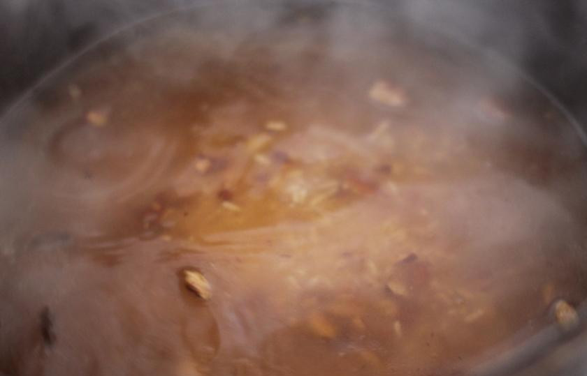 1. Этап. Рис с зеленым горошком и миндалем: Далее рис добавить в кипящую воду с куркумой. Содержимое кастрюли перемешать и увеличить огонь до сильного. Далее сразу же убавить огонь до слабого и накрыть крышкой. Варить рис, не перемешивая, 15-20 минут, пока вся вода не впитается.