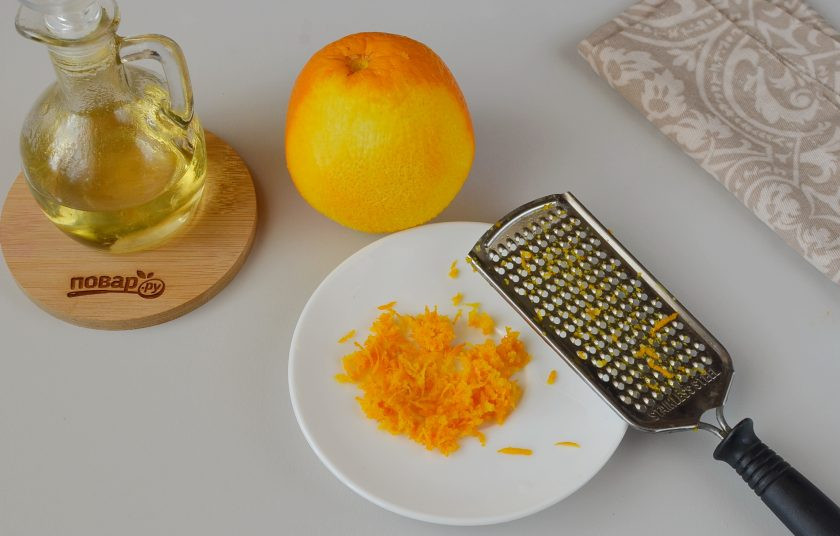 1. Этап. Тыквенные кексы: Снимите с апельсина цедру, для теста нужна 1 ст.л.