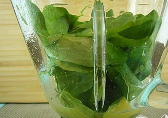 1. Этап. Зеленый витаминный напиток с семенами льна: 4. Добавьте все оставшиеся составляющие в блендер, смешивайте до тех пор, пока напиток не станет совершенно однородным по консистенции.