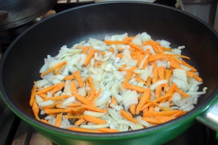 1. Этап. Рассольник с почками и перловкой: Морковь с луком пропассеруйте в масле до мягкости.