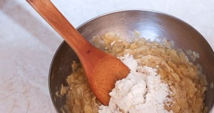 1. Этап. Туиль печенье: В глубокой миске смешайте миндаль, сахар, ванилин и белки. Затем растопите масло, влейте его следом. Перемешайте массу до однородности. Оставьте тесто на 6-8 часов в холодильнике.