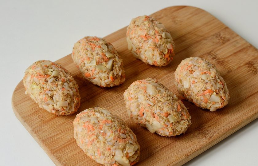 1. Этап. Ленивые вегетарианские голубцы: Сформируйте из фарша овальные котлетки.