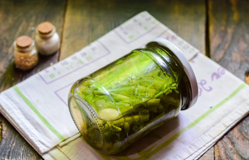 1. Этап. Турша из фасоли: Закатайте банки стерильными крышками и поставьте в кладовку на хранение.