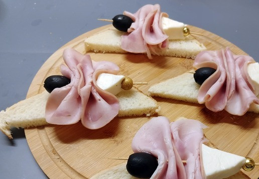 1. Этап. Мини-бутерброды Ассорти: На каждый треугольник хлеба выложить по одной шпажке с ветчиной.