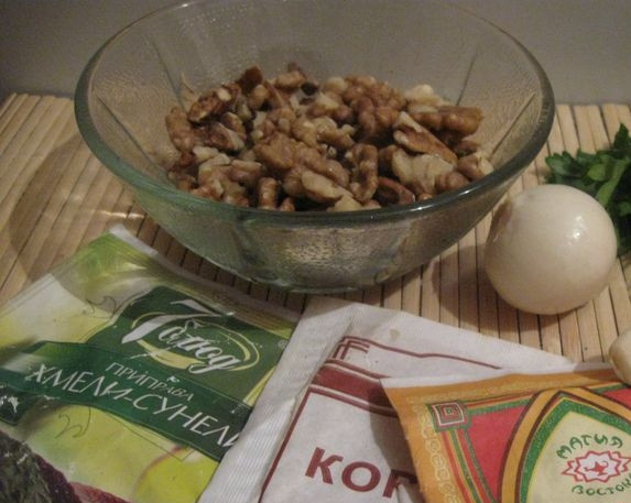 1. Этап. Ореховый соус для суши: 1. Казалось бы, такие простые ингредиенты, а результат поразит даже привередливого гурмана. Смеси перцев лучше брать те, которые указаны в рецептуре.