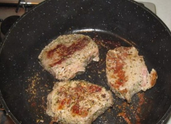 1. Этап. Стейк из мраморной говядины: Жарьте 3 минуты, затем переверните.