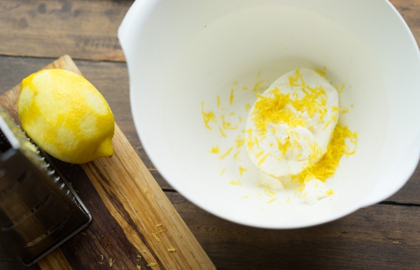 1. Этап. Итальянские пельмени: А тем временем натрите в сыр цедру одного лимона.