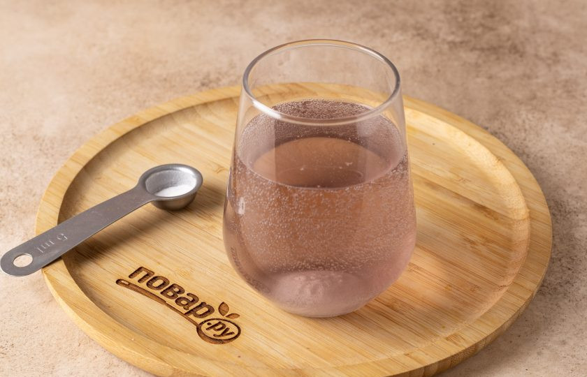 1. Этап. Шипучка из соды и уксуса: Затем добавьте соду и сладкий вишневый сироп. Еще раз размешайте.