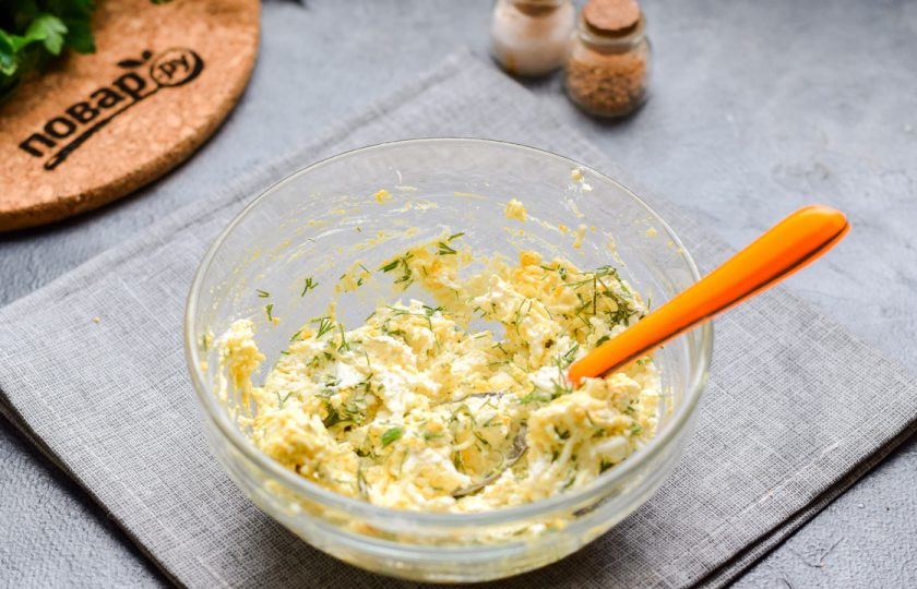 1. Этап. Болгарские рулетики: Перемешайте все и снимите пробу, отрегулируйте вкус. После можете добавить немного чеснока.