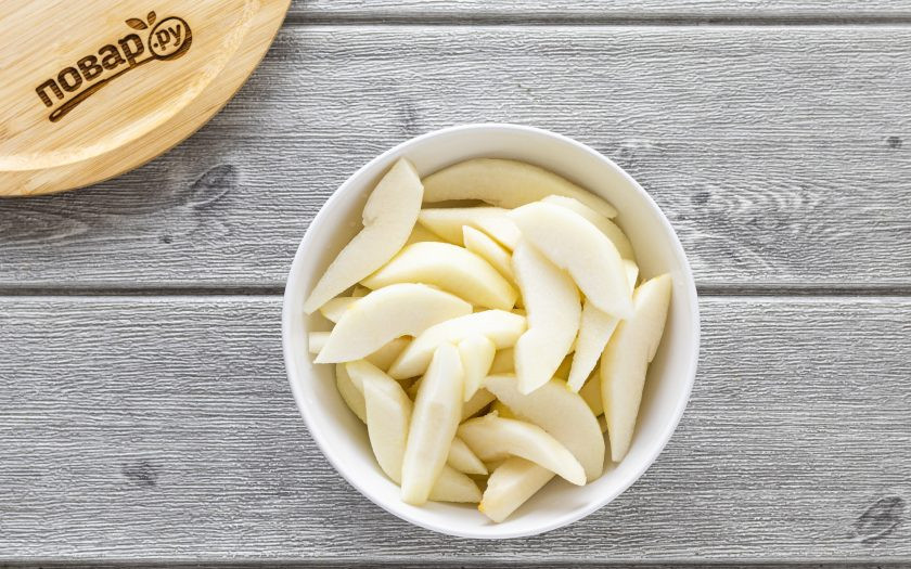 1. Этап. Соус из груш на зиму: Груши помойте, очистите от кожуры и вырежьте сердцевину. Нарежьте на ломтики.