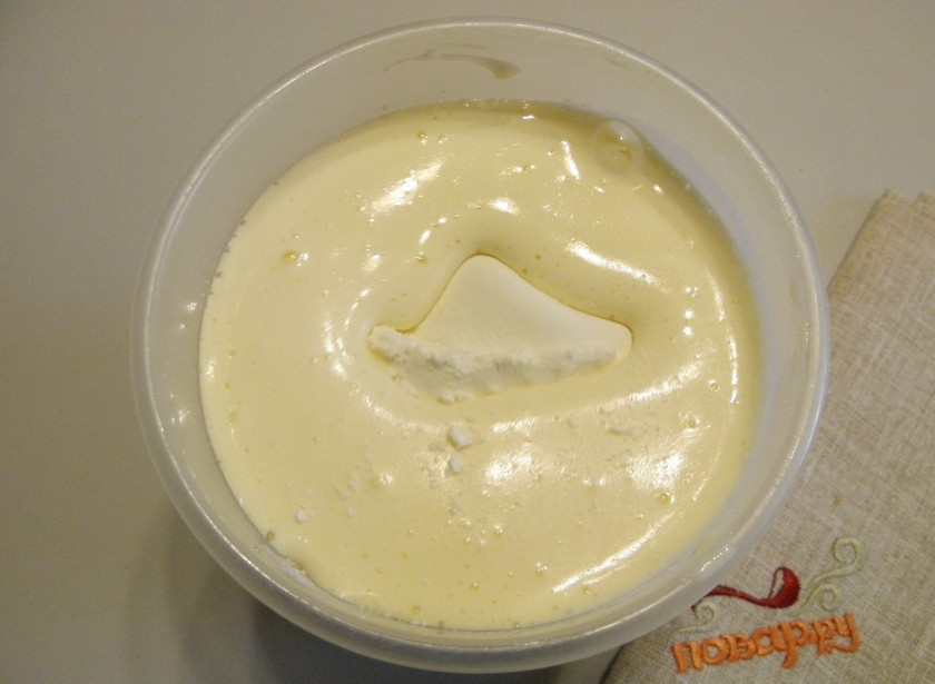 1. Этап. Шарлотка с яблоками в мультиварке: 4. Всыпьте муку, снова включите миксер и сделайте тесто однородным, без комочков. Можно добавить щепотку ванилина для аромата.