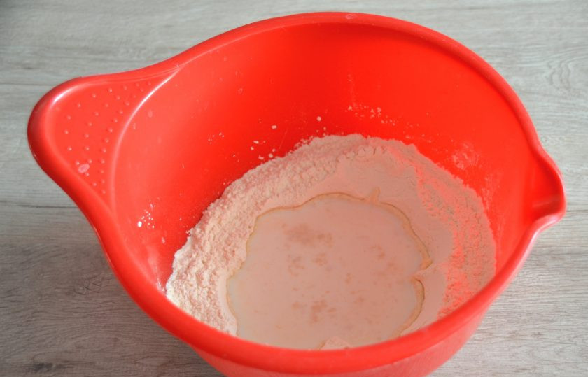 1. Этап. Канадские булочки: В емкости для замешивания теста смешайте муку, соль, сахар. Сделайте в муке углубление, влейте в него 140 мл. теплого молока, раскрошите в молоко дрожжи, дайте настояться 15 минут.