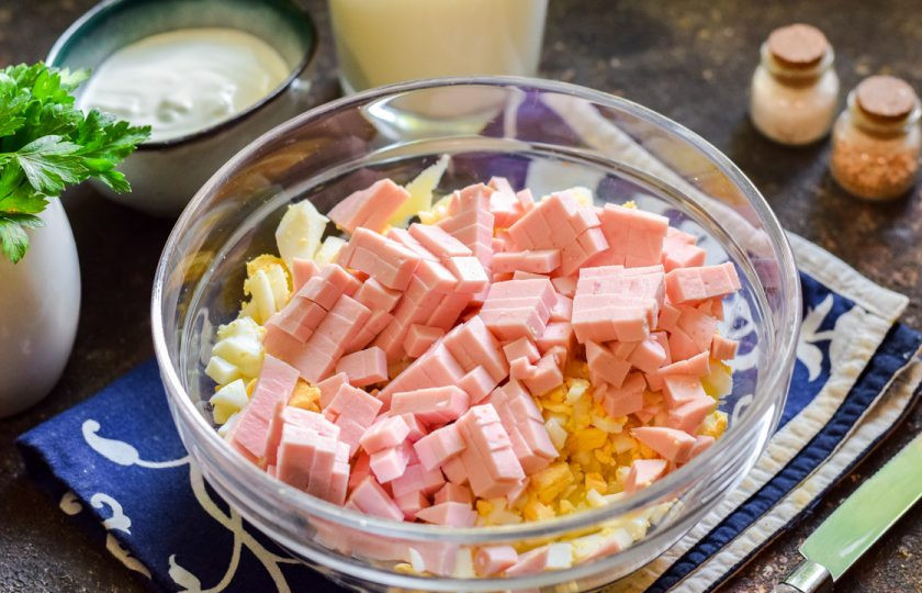1. Этап. Окрошка на мацони по-грузински: Вареную колбасу выбирайте высокого качества, нарежьте ее небольшими кубиками и добавьте к овощам.