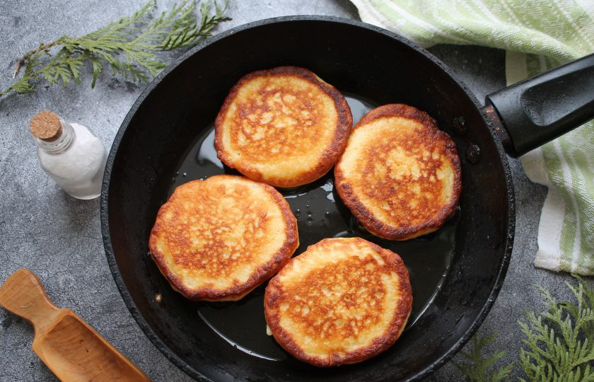 1. Этап. Сырники из детского творожка Агуша: В сковороду налейте растительное масло и разогрейте на среднем огне. Уменьшите огонь и выложите творожную массу ложкой, формируя сырники. Обжаривайте с двух сторон до румяной корочки, примерно по 2-3 минуты с каждой стороны.