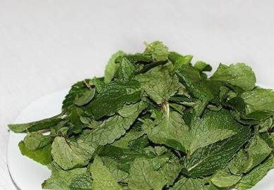 1. Этап. Соус к говядине: Мяту тщательно промоем и обсушим. Затем отрываем листики со стебельков.