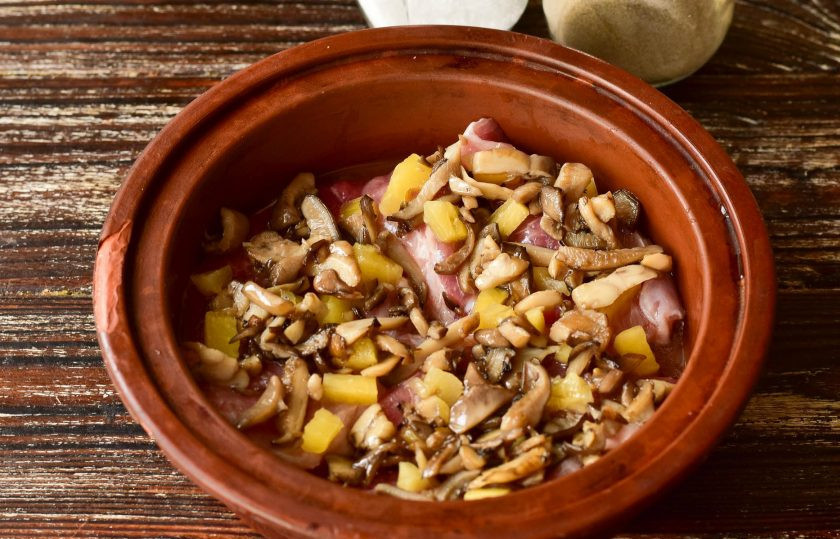 1. Этап. Свинина с ананасами и грибами в духовке: Грибы вымойте, нарежьте на кусочки и обжарьте в сковороде с растительным маслом. Выложите их сверху на ананасы.