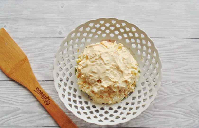 1. Этап. Салат Яблоки на снегу: И снова слой яиц хорошо смажьте майонезом.