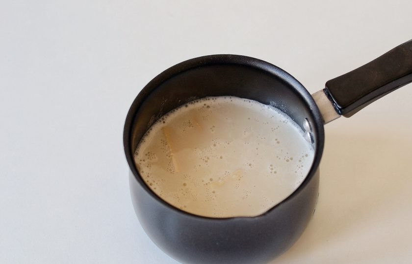 1. Этап. Белый горячий шоколад: Добавьте измельченный шоколад в молоко. Прогрейте напиток на минимальном огне, пока шоколад не растопится, постоянно помешивая.