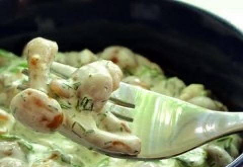 1. Этап. Лисички в духовке: Снять с огня добавить остальную сметану. Запекать в духовке при 180 градусах 10-15 минут. Приятного аппетита!