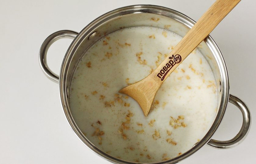 1. Этап. Овсяная каша со сливками: Влейте к овсянке молоко и сливки. Помешивая на небольшом огне доведите до кипения.