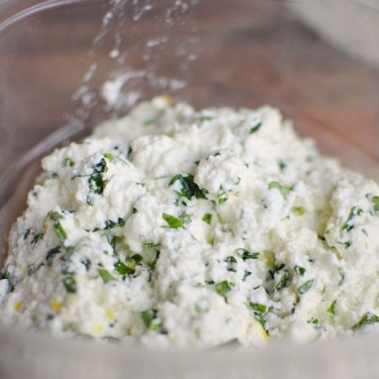 1. Этап. Рикотта с лимоном и базиликом: Перекладываем рикотту в контейнер или емкость для хранения - и ставим в холодильник на ночь. Наутро крем из рикотты с базиликом будет готов, и его можно будет использовать. Поверьте, это очень, очень вкусно! :)