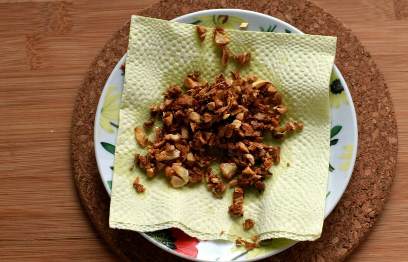 1. Этап. Филиппинский Арроз Кальдо: За это время нарубите и поджарьте на масле оставшийся чеснок до коричневого цвета. Обсушите на салфетке от лишнего масла.