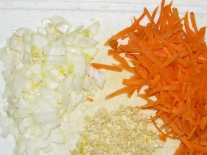 1. Этап. Капуста с морковью: Морковь натираем на средней терке, лук нарезаем как нравится - можно кубиками, можно полукольцами. Чеснок измельчаем или давилкой или мелко рубим ножом.