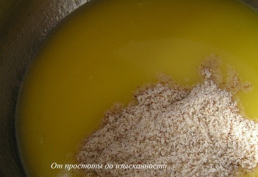 1. Этап. Печенье с макадамией по-флорентийски: Добавьте миндальную муку, перемешайте.