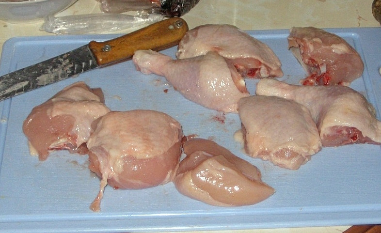 1. Этап. Тушеная картошка в мультиварке Поларис: Курицу порежьте на порционные куски. У меня были ножки и бедра.