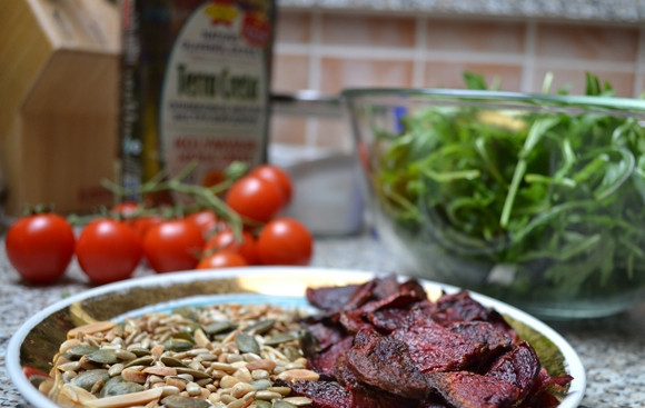 1. Этап. Салат из рукколы с кедровыми орешками: Орехи обжарьте до золотистого цвета на сухой сковороде. Остудите их. Я часто беру смесь орешков или орехов + семян.