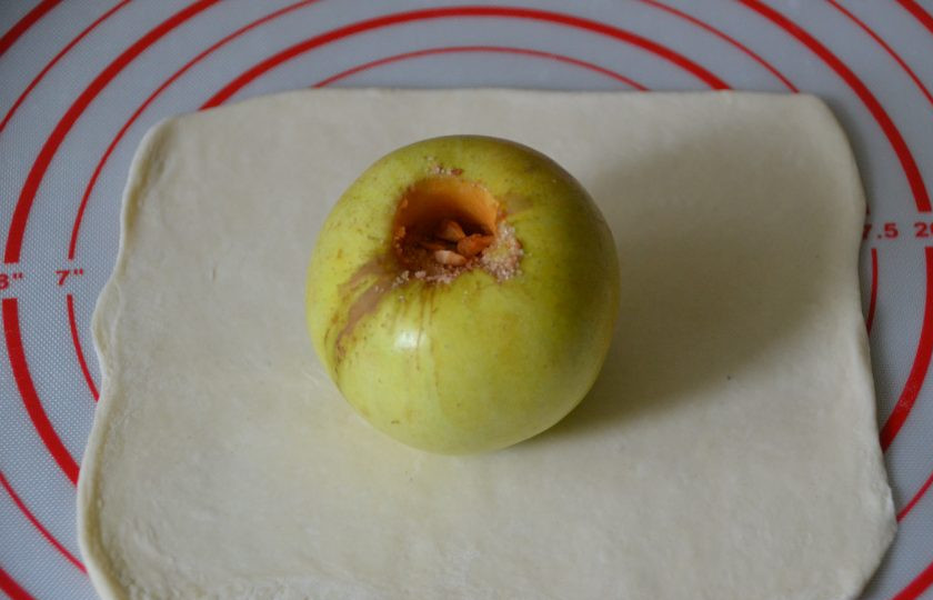 1. Этап. Яблоки в платочках: Раскатайте каждый кусочек теста в квадрат, размером достаточным, чтобы завернуть в него яблоко.