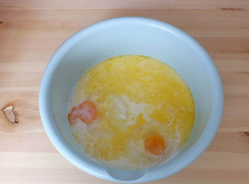 1. Этап. Кабартма: Добавьте яйца, растопленное масло. Размешайте.