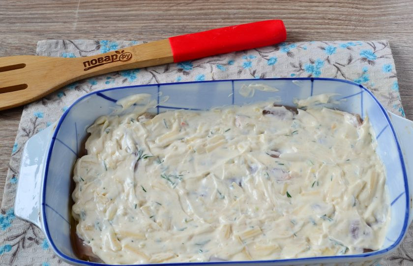 1. Этап. Сочное куриное филе по-французски: Сверху ровным слоем распределите половину соуса.