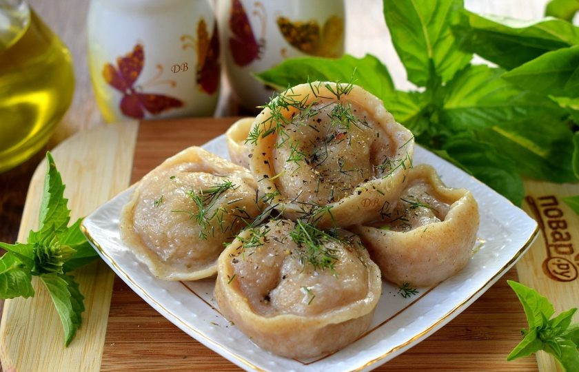 1. Этап. Вегетарианские пельмени с кабачками: Готовые пельмени смажьте оливковым маслом, поперчите по вкусу и подавайте со свежей зеленью. Приятного аппетита!