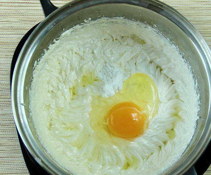 1. Этап. Торт творожный с творожным сыром: Добавьте к творожной массе ванилин и яйца. Взбейте её ещё раз до единой консистенции.