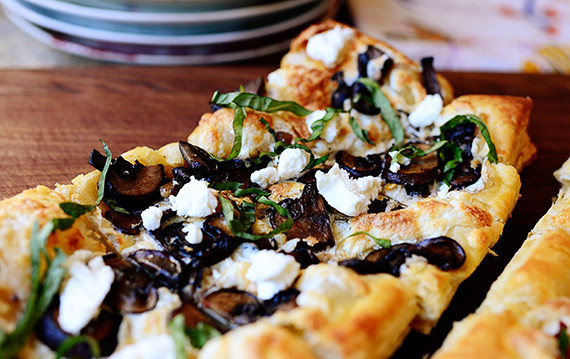 1. Этап. Слоеная пицца с грибами: Запекайте пиццу 15 минут при 220 градусах.