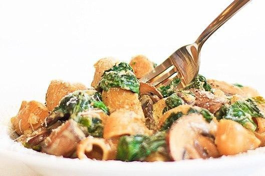 1. Этап. Паста с Маскарпоне: Далее в сковородку добавить пасту все хорошо перемешать. Добавить пармезан и немного перца и раскладывать по тарелочкам. Готово!