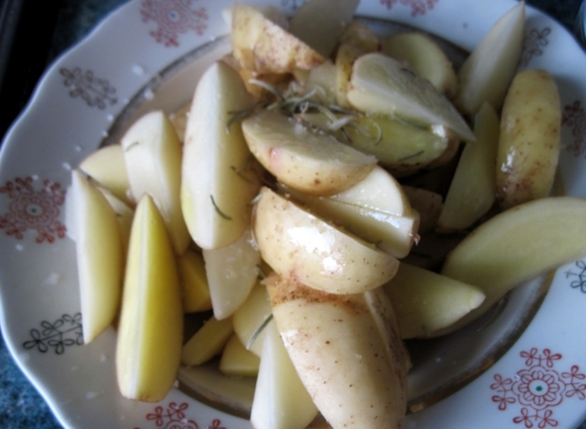 1. Этап. Молодой картофель в фольге: Картофель моем и прямо в кожуре разрезаем на небольшие дольки (из одной картофелины получается 4-6 долек). Посыпаем дольки солью и специями и перемешиваем так, чтобы специи равномерно распределились по картофелю.