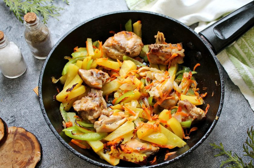 1. Этап. Сырный суп с курицей и болгарским перцем: Обжаривайте все еще пять минут, перемешивая.