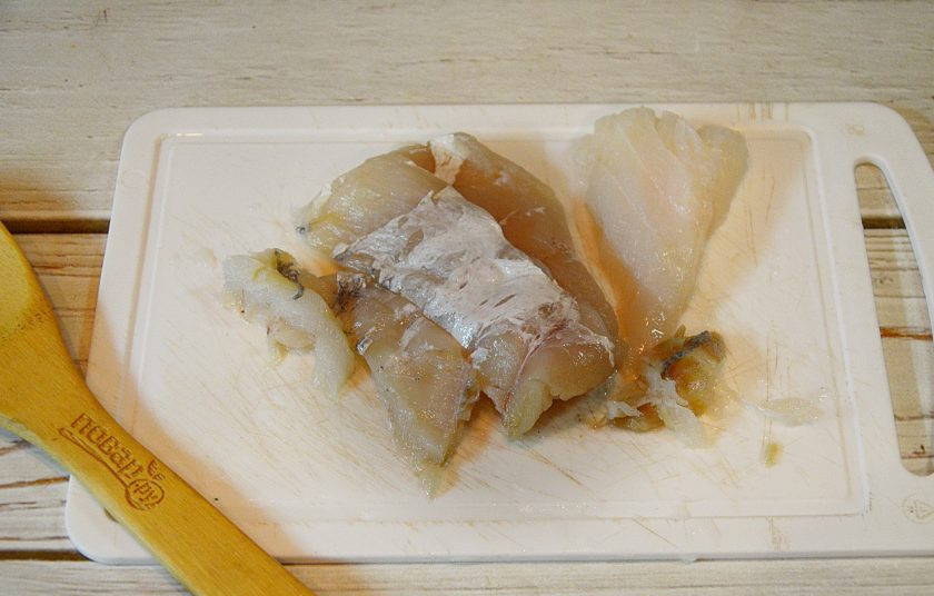 1. Этап. Бутерброды с треской и огурцами: 1. Треску нарежьте на средние кусочки.