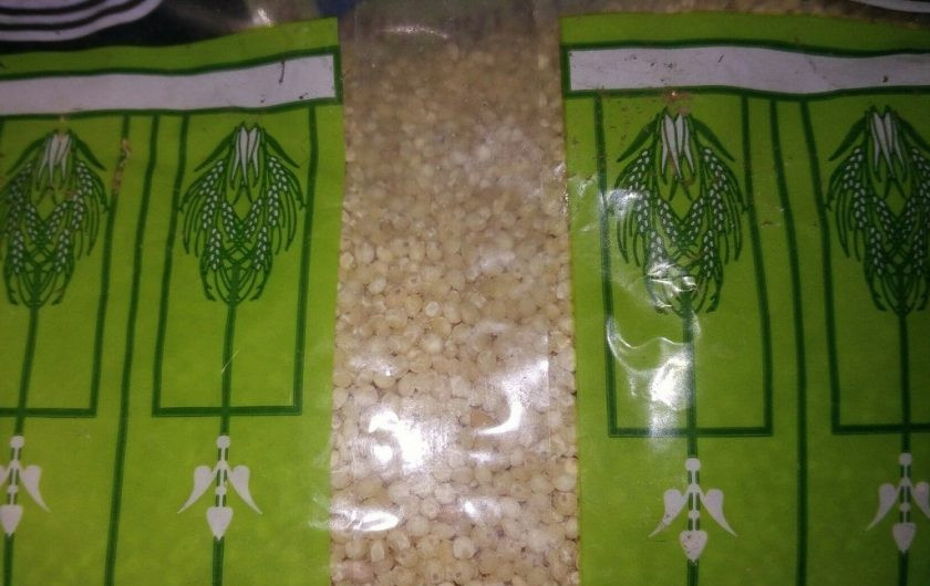 1. Этап. Суп с куриными желудками и пшеном: 4. Помойте 100г пшена и отправьте в бульон, когда закипит картофель. Пшено нужно мыть несколько раз.