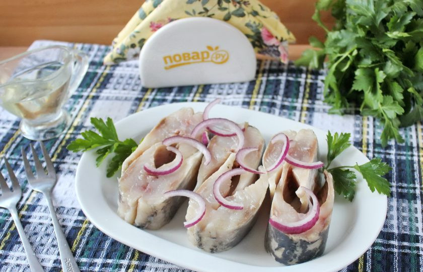 1. Этап. Соление селедки: Готовую соленую селедку очистите от шкурки, нарежьте и подавайте к столу. Жирненькая, в меру соленая селедка — просто объедение.