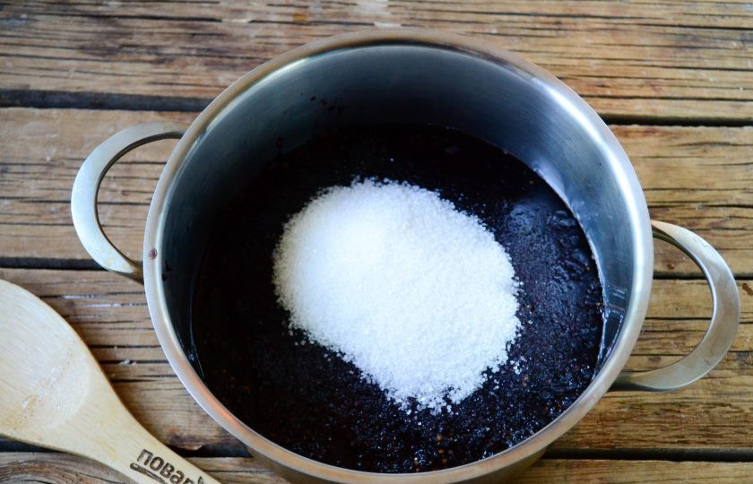 1. Этап. Джем из шелковицы на зиму: Засыпьте пюре из шелковицы сахаром, перемешайте и поставьте на огонь. Доведите до кипения, варите джем на медленном огне 30 минут. Не забывайте помешивать, чтобы джем не пригорел.