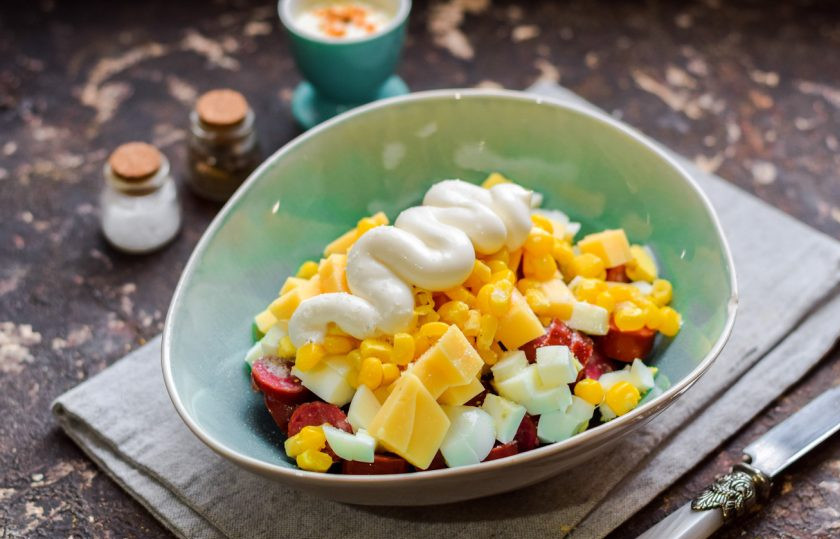 1. Этап. Салат Ежик с колбасой: Заправьте салат майонезом, добавьте соль и перец по вкусу. Перемешайте все и подавайте салат к столу.