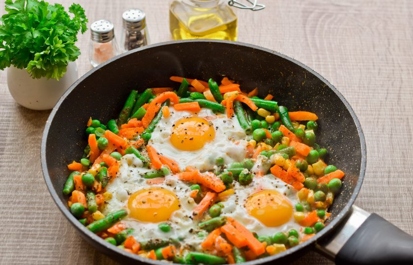 1. Этап. Яичница с мексиканской смесью: Жарьте яичницу с мексиканской смесью 4 минуты, белок должен полностью схватиться, а желток остаться жидким. Притрусите яйца молотым перцем и солью. Готовую яичницу посыпьте луком и подавайте к столу.