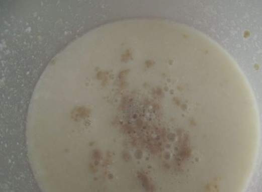 1. Этап. Дрожжевое тесто на скорую руку: В небольшой миске разводим дрожжи в кефире, добавив к ним сахар.