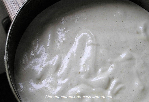 1. Этап. Торт Малиновая роскошь: Разъемную форму для выпечки (у меня 18 см) слегка смажьте сливочным маслом, присыпьте мукой. ***Я еще выстелила дно бумагой для выпечки*** Осторожно влейте бисквитную массу. ВАЖНО не разравнивать, не стучать формой по столу и пр. Можно лишь слегка наклонить саму форму, чтобы тесто равномернее распределилось.