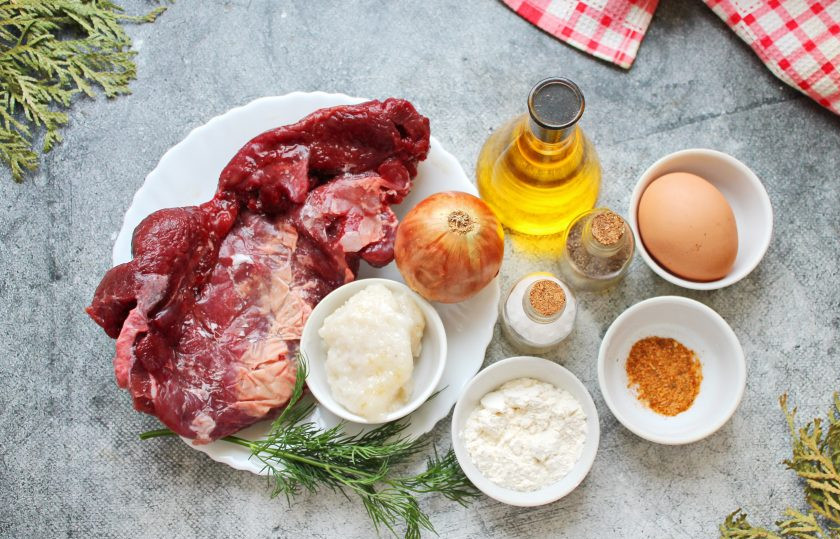 1. Этап. Манты из лосятины: Подготовьте все необходимые ингредиенты для приготовления мантов с лосятиной. С подготовленной лосятины срежьте косточки, жилы. Зелень сполосните, репчатый лук сполосните и почистите.