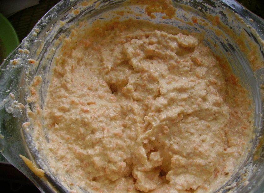 1. Этап. Запеченные сырники с яблоком и корицей: Натрите на мелкой тёрке очищенные яблоки и морковь. Добавьте к ним сахар, манку, корицу, яйцо и ванильный сахар. Тесто перемешайте.